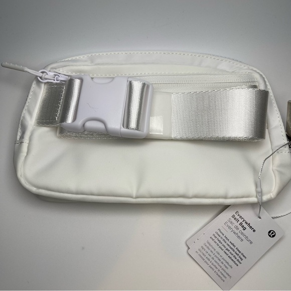 Lululemon Everywhere Belt Bag in White - NWT - Picture 2 of 4